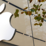 le-logo-d-apple-inc-est-visible-a-l-entree-de-l-apple-store-a-bruxelles